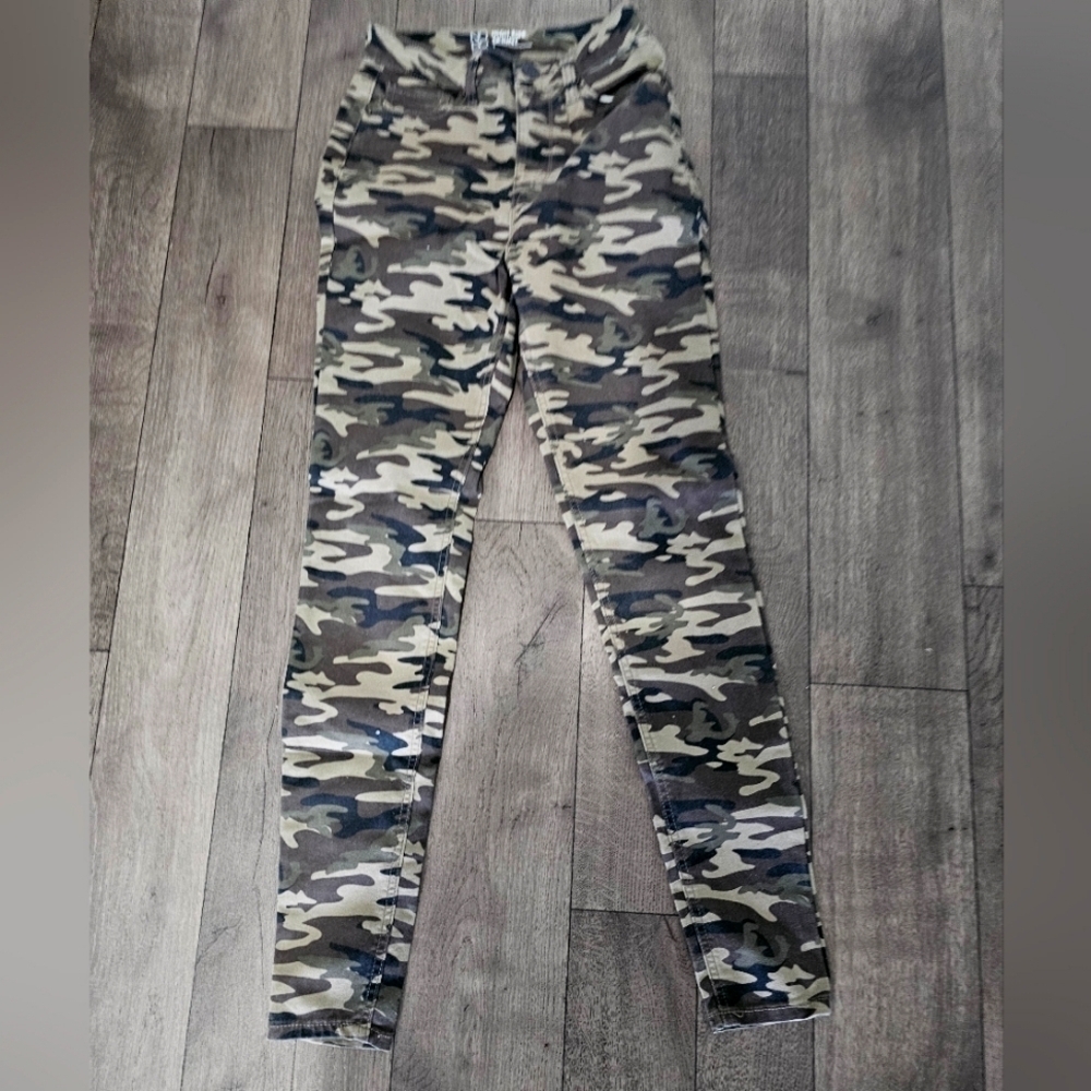 Time and True Camouflage pants size 1 Junior size